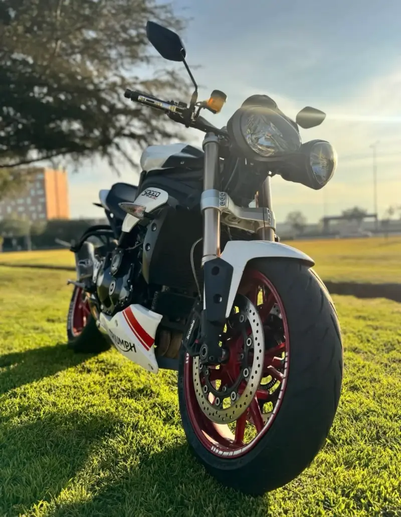 Moto Triumph Speed Triple blanca y negra - 4