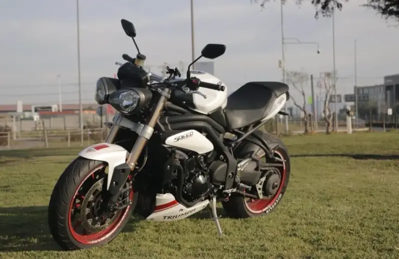 Moto Triumph Speed Triple blanca y negra - 5