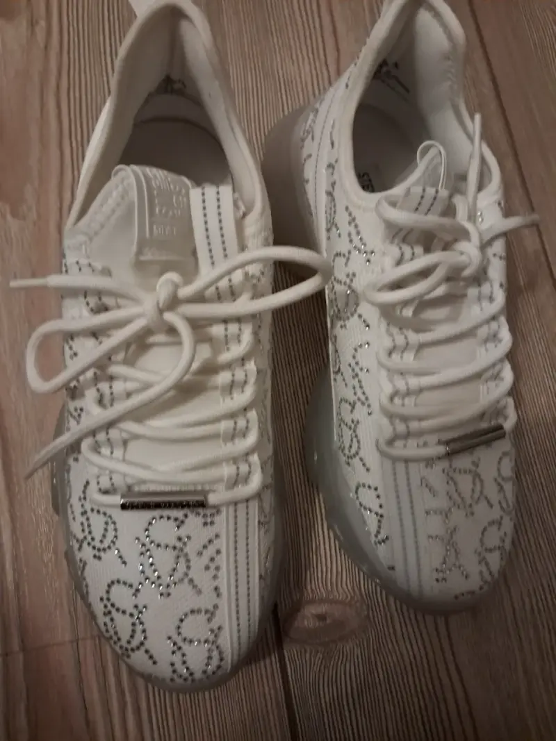 Zapatillas deportivas blancas con diseño brillante