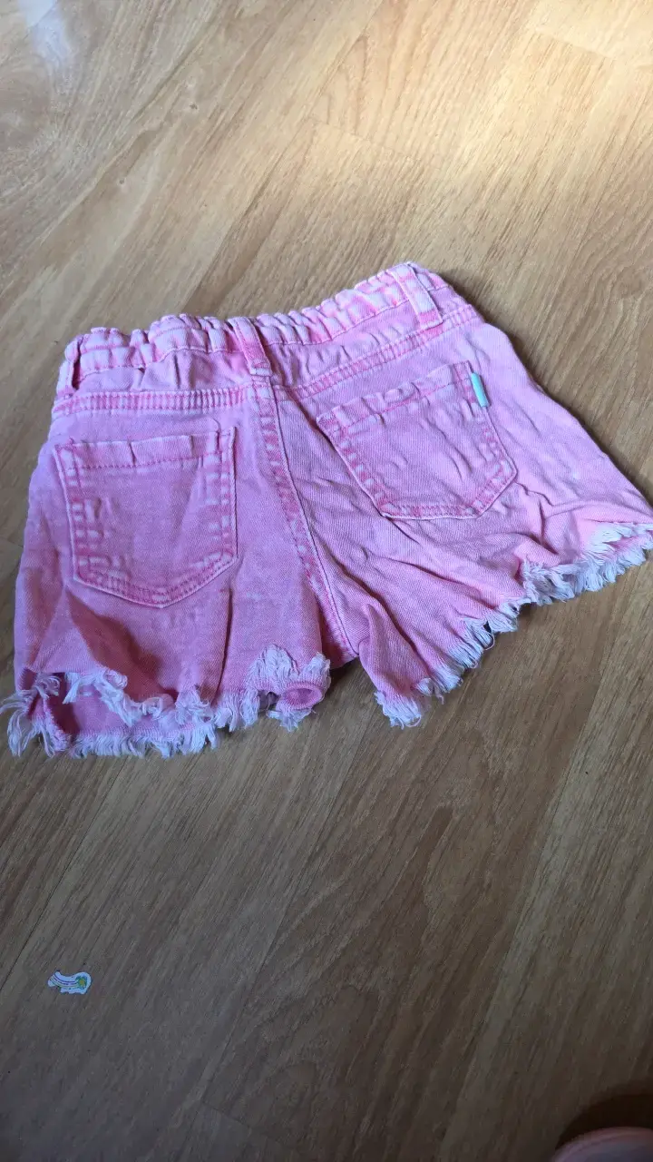Shorts de mezclilla rosados con flecos - 3