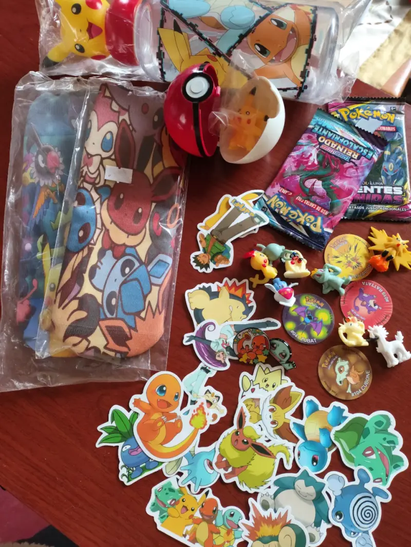 Set de coleccionables Pokémon con stickers y figuras - 1