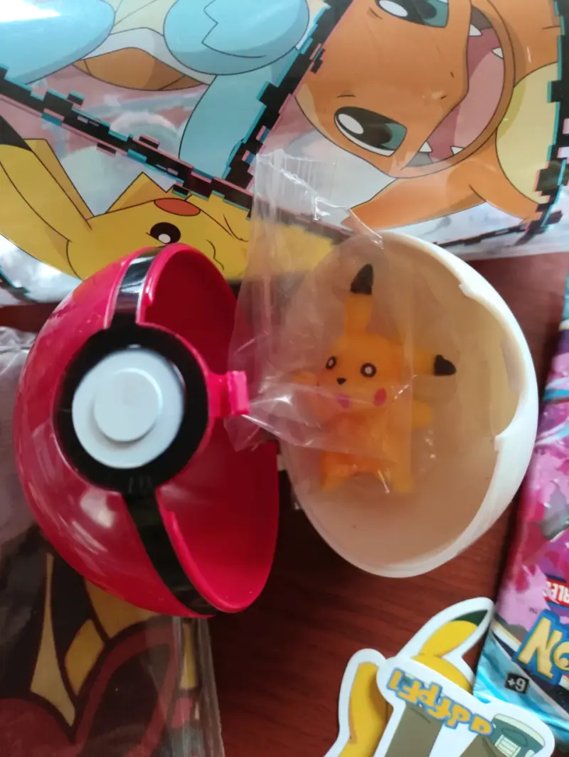 Set de coleccionables Pokémon con stickers y figuras - 2