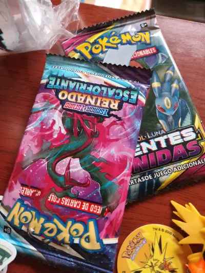 Set de coleccionables Pokémon con stickers y figuras - miniatura 3