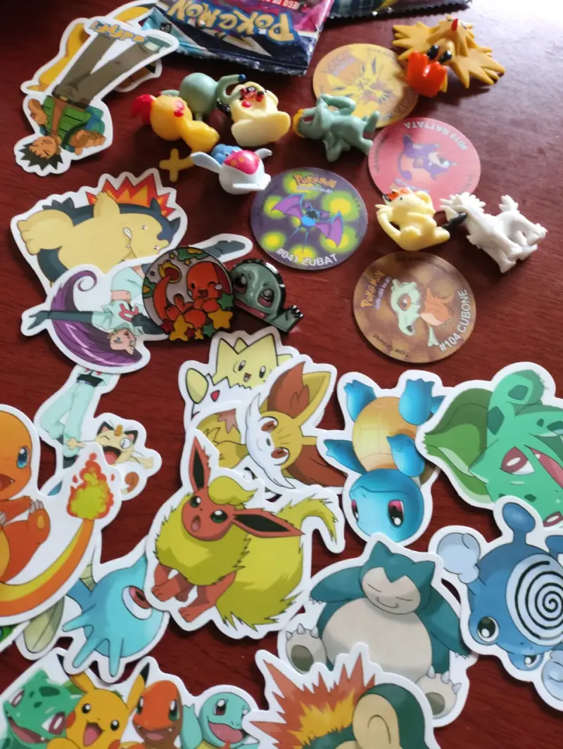 Set de coleccionables Pokémon con stickers y figuras - 4