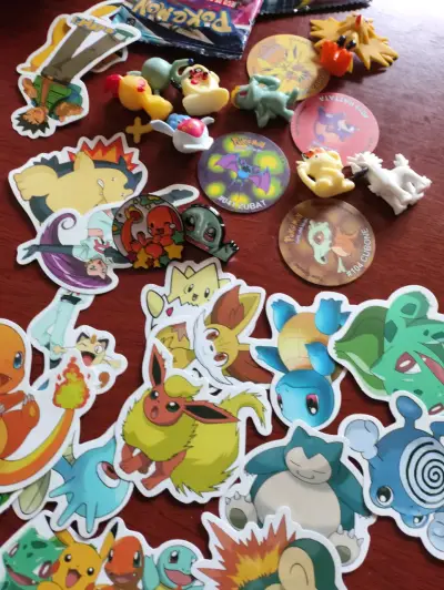 Set de coleccionables Pokémon con stickers y figuras - miniatura 4