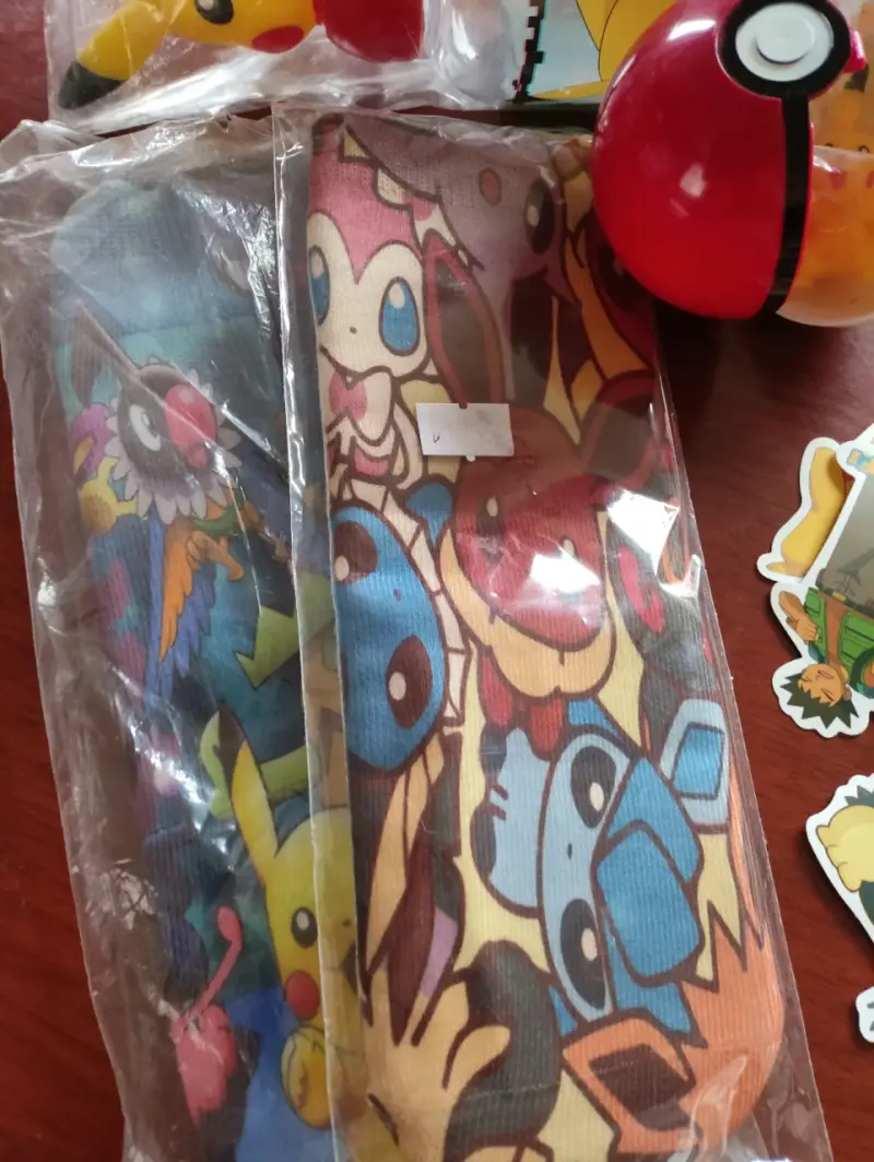 Set de coleccionables Pokémon con stickers y figuras - 5