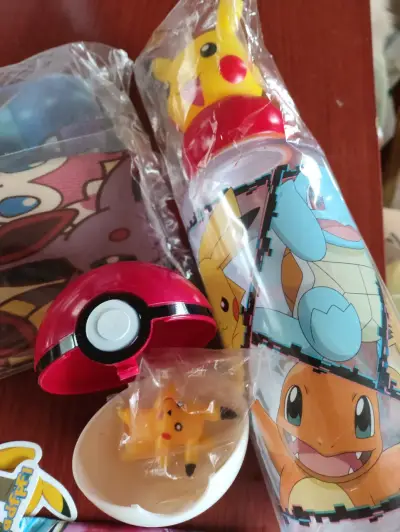 Set de coleccionables Pokémon con stickers y figuras - miniatura 6