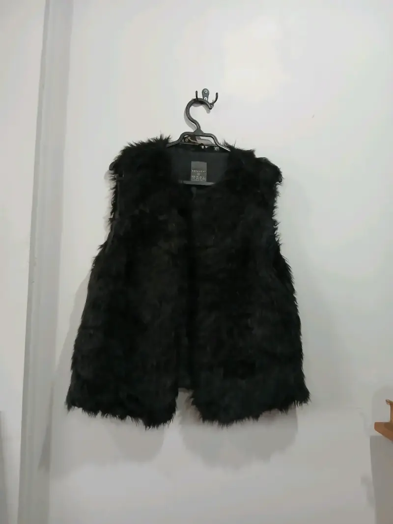 Chaleco de piel sintética negro elegante
