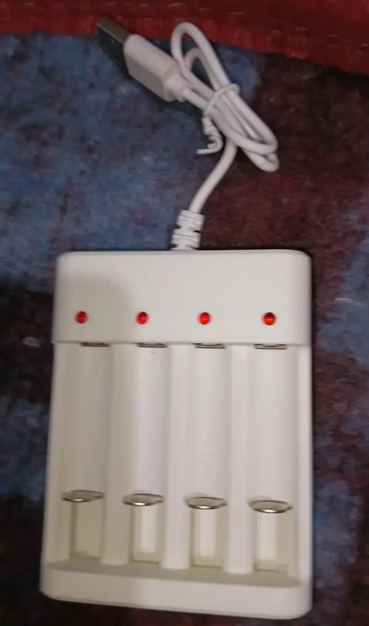 Cargador de Pilas USB para 4 Baterías - 1