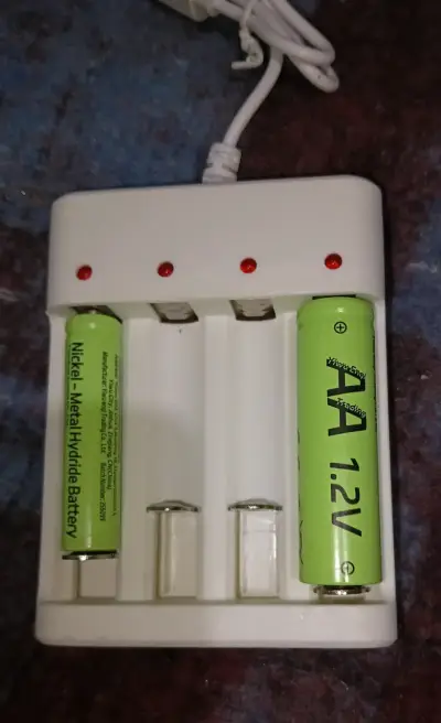 Cargador de Pilas USB para 4 Baterías - miniatura 3