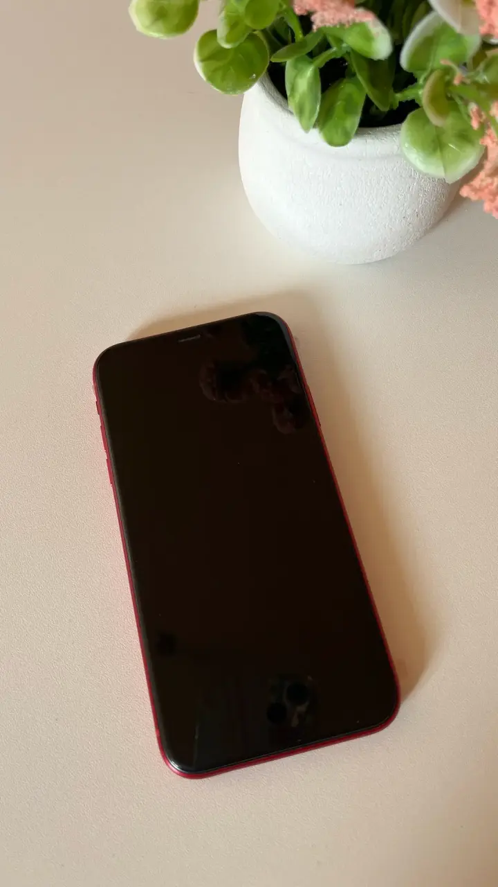 iPhone XR rojo en buen estado - 4