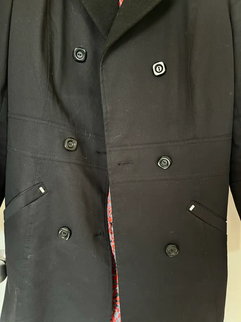 Abrigo negro de mujer con forro estampado - 3