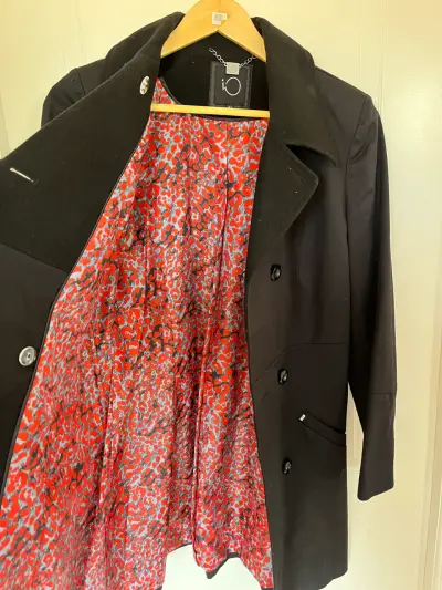 Abrigo negro de mujer con forro estampado - miniatura 4