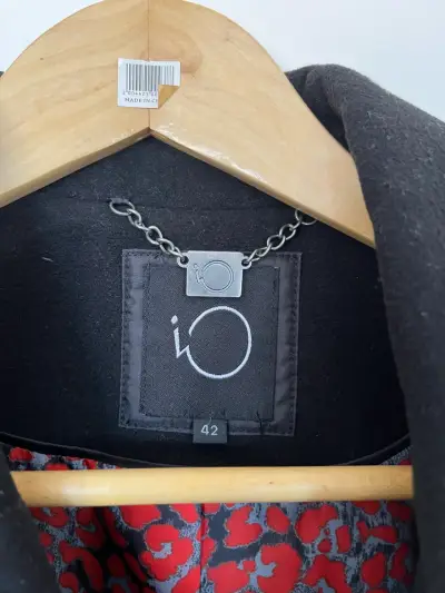 Abrigo negro de mujer con forro estampado - miniatura 5