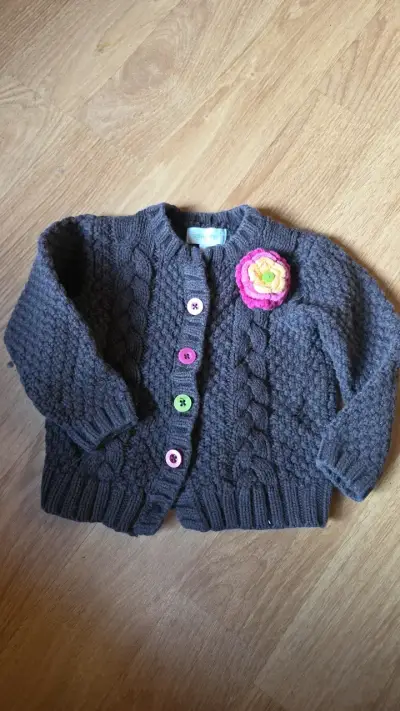 Chaleco de lana para niña con botones coloridos - miniatura 1