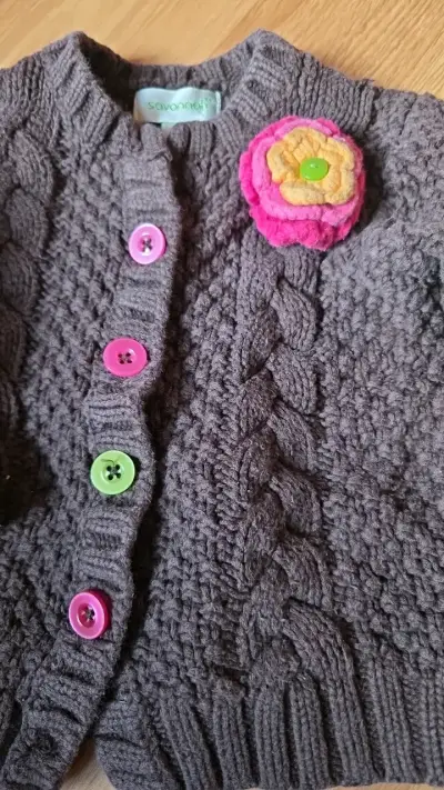 Chaleco de lana para niña con botones coloridos - miniatura 2