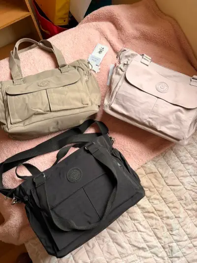 Bolso impermeable gris con múltiples compartimentos - miniatura 3