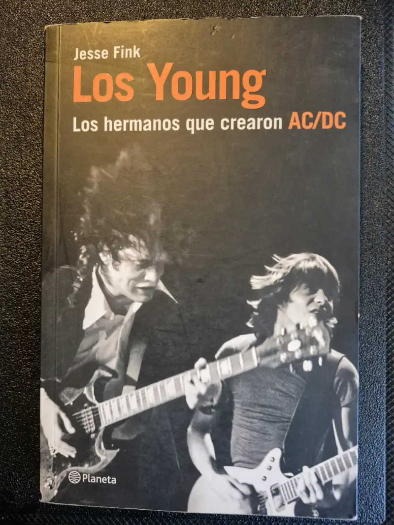 Libro 'Los Young' de Jesse Fink sobre AC/DC