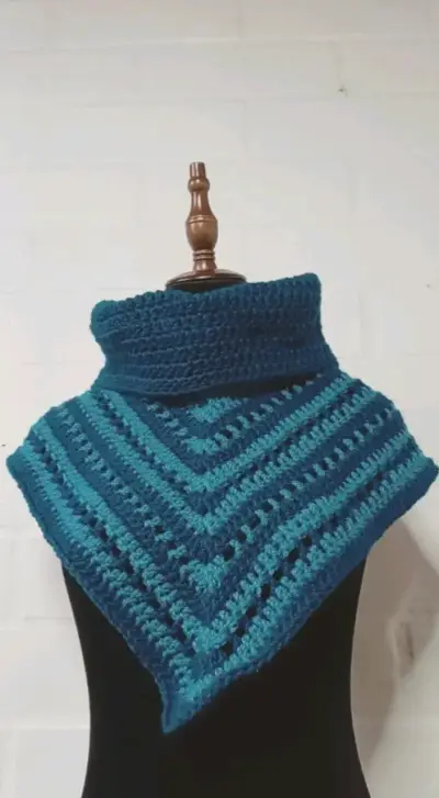 Poncho tejido a crochet bicolor - miniatura 1