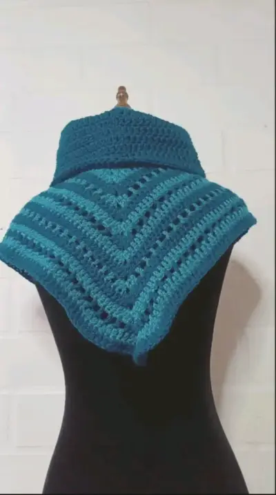 Poncho tejido a crochet bicolor - miniatura 2