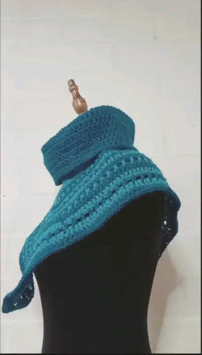 Poncho tejido a crochet bicolor - miniatura 3
