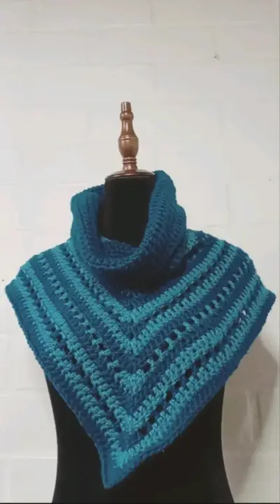 Poncho tejido a crochet bicolor - miniatura 4