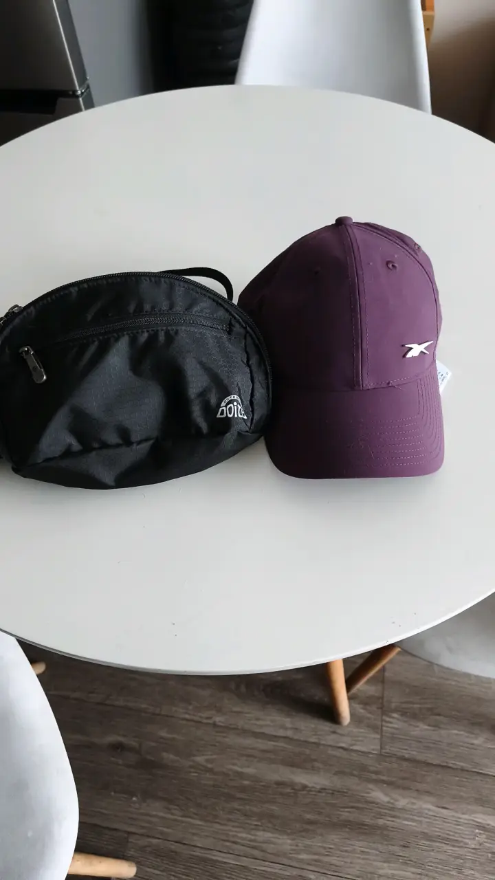 Chaqueta , cartera gorro y banano - 2