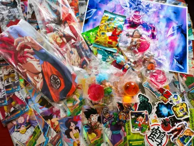 Colección de artículos Dragon Ball Z con figuras y cartas - miniatura 1