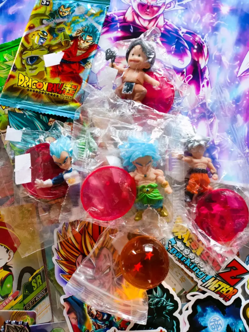 Colección de artículos Dragon Ball Z con figuras y cartas - 2