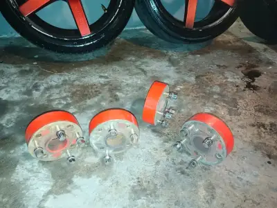 Separadores de rueda con llantas rojas deportivas - miniatura 1