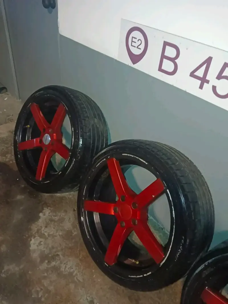Separadores de rueda con llantas rojas deportivas - 4