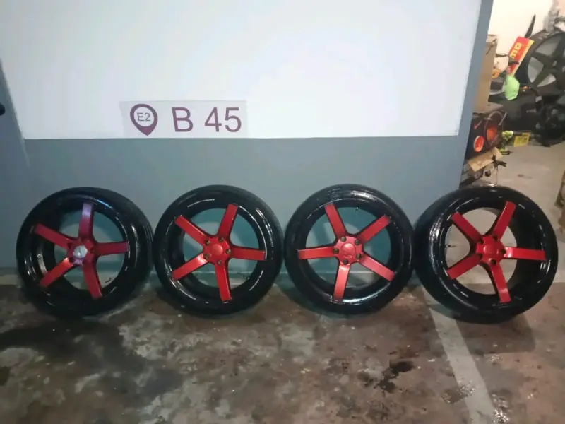 Separadores de rueda con llantas rojas deportivas - 5