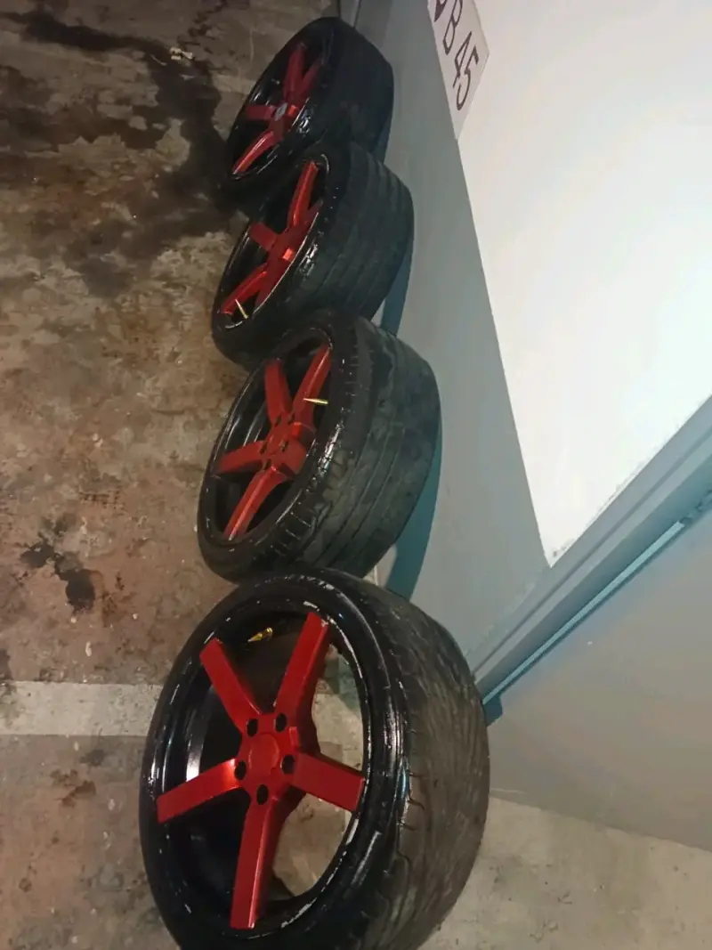 Separadores de rueda con llantas rojas deportivas - 6