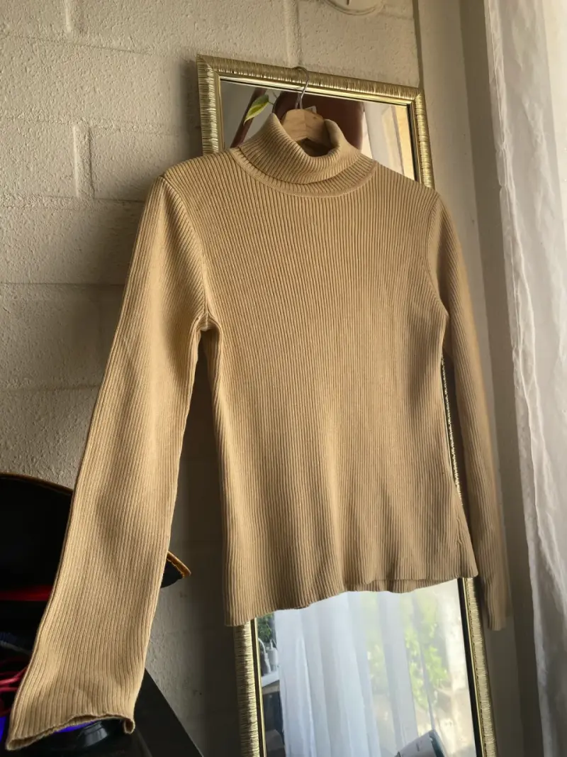 Suéter de cuello alto beige para mujer - 1