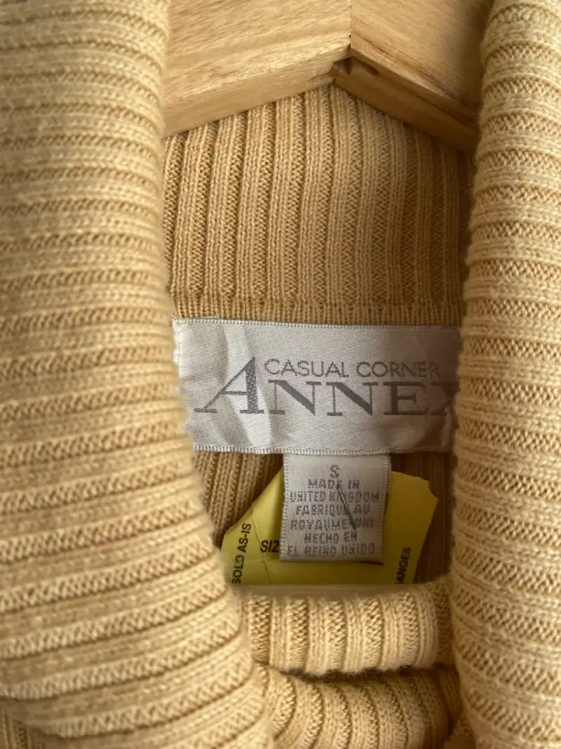 Suéter de cuello alto beige para mujer - 2