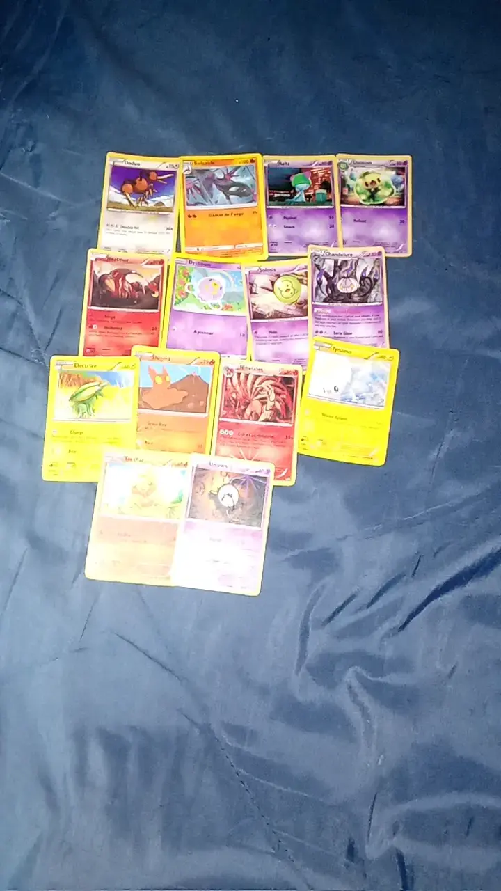Colección de cartas Pokémon variadas