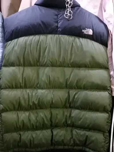Chaqueta acolchada The North Face verde y negra - miniatura 1