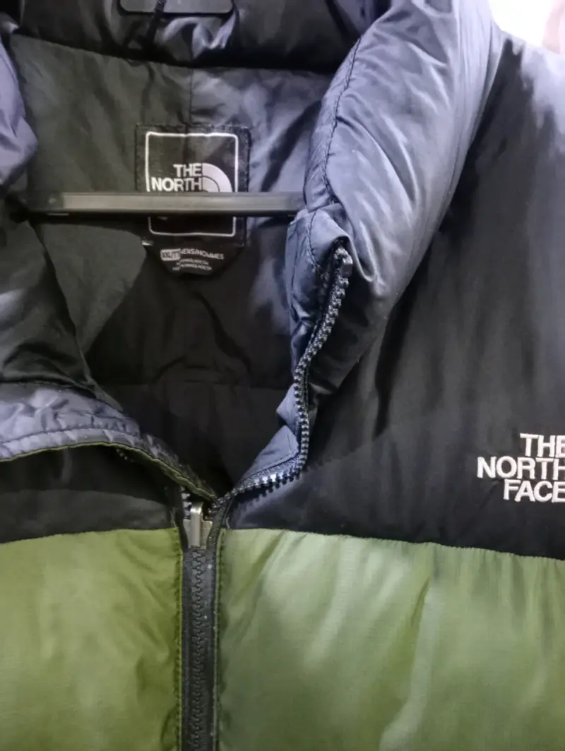 Chaqueta acolchada The North Face verde y negra - 2
