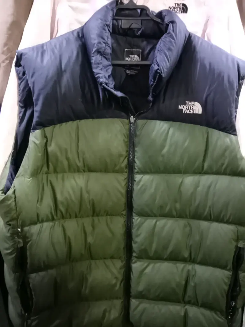 Chaqueta acolchada The North Face verde y negra - 3