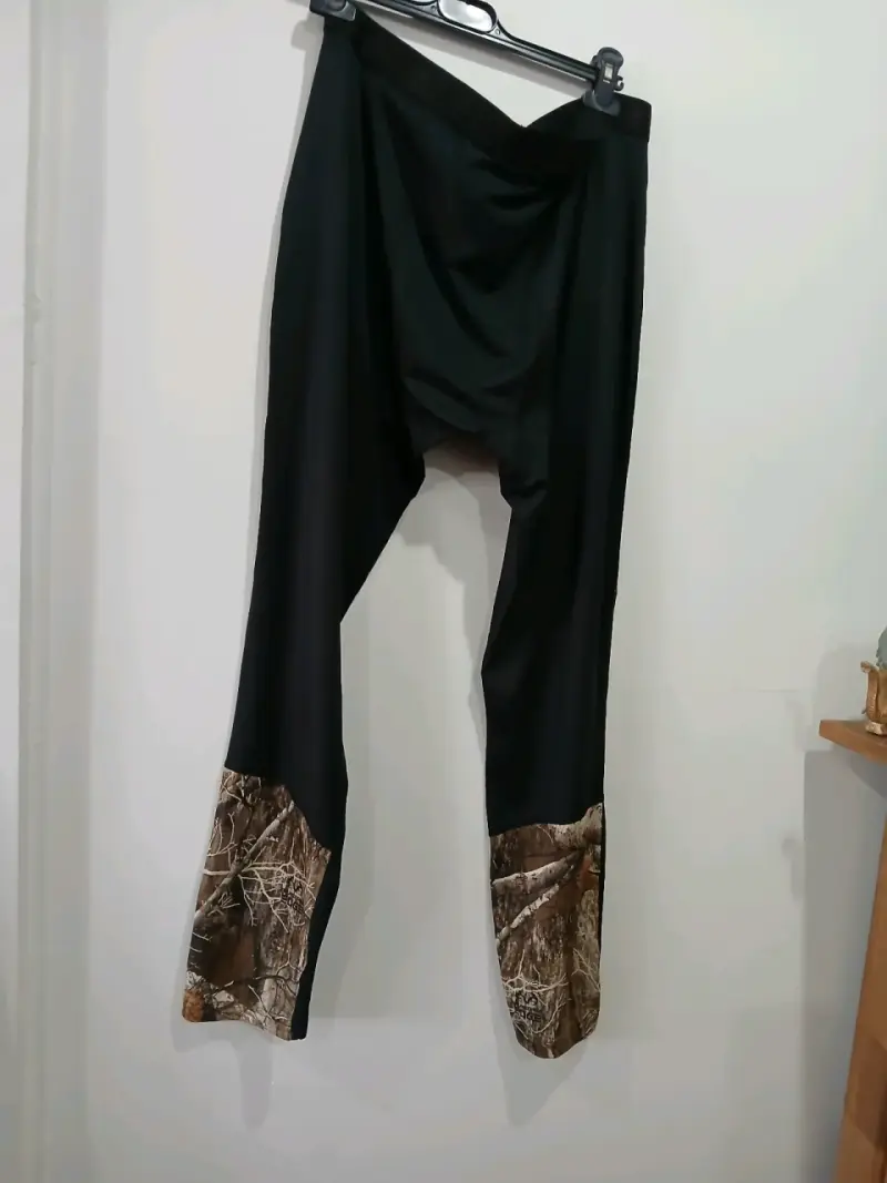 Pantalones deportivos negros con diseño camuflaje