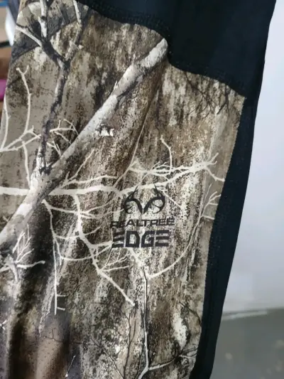 Pantalones deportivos negros con diseño camuflaje - miniatura 3
