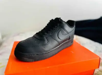 Zapatillas negras Nike Air Force 1 - miniatura 2