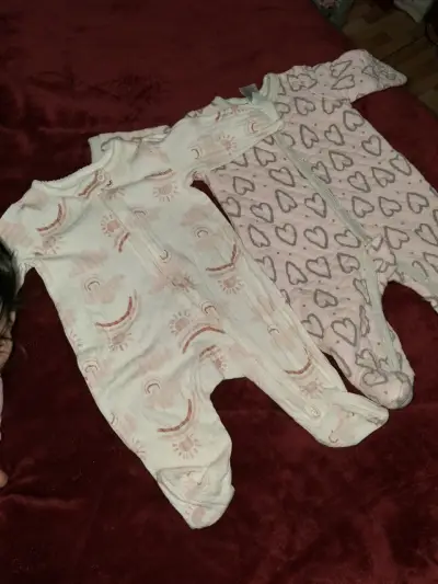 Lote de bodies y pijamas para bebé - miniatura 2