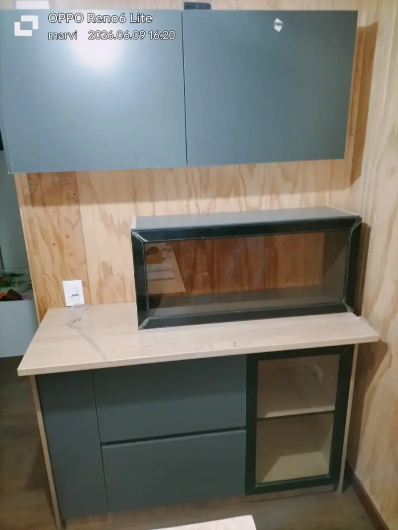 Mueble de cocina con vitrina de vidrio - 1