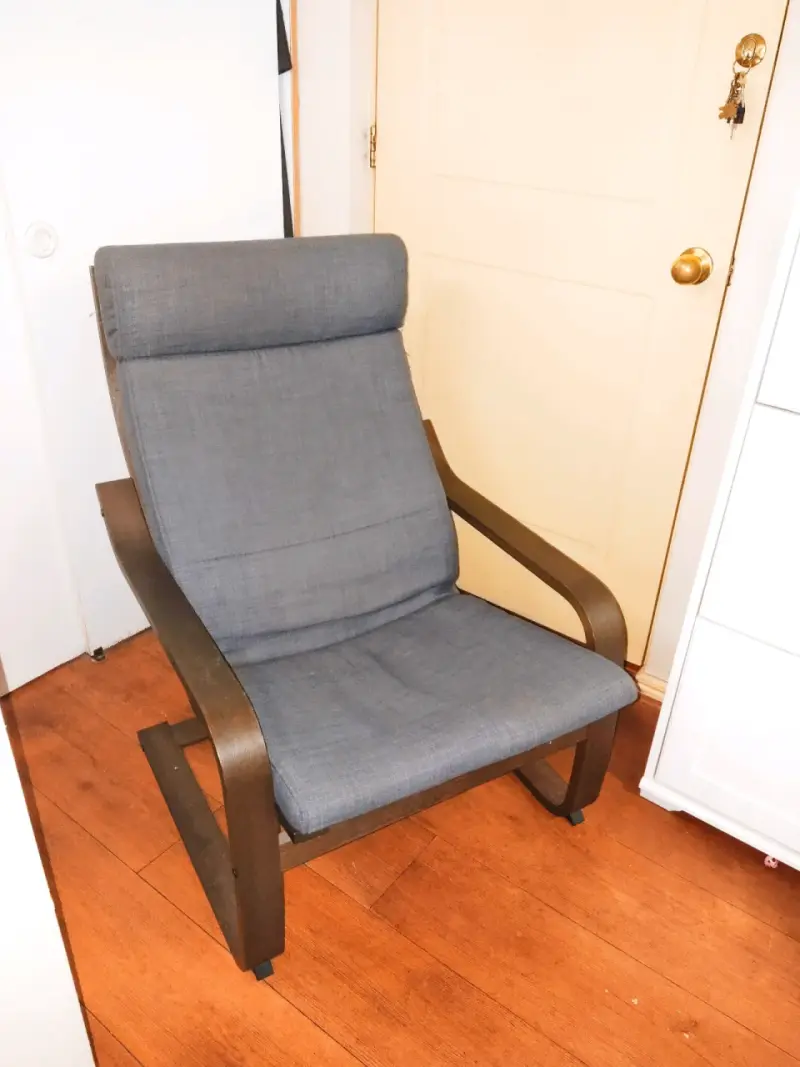 Sillón reclinable de madera y tela gris - 2