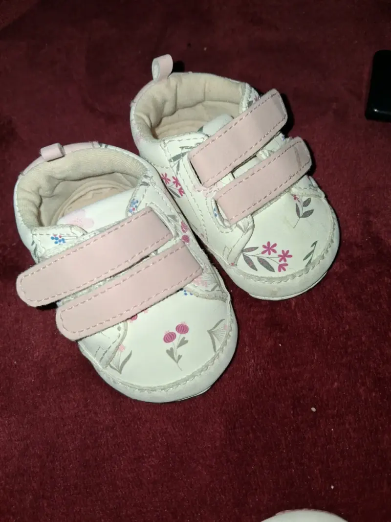 Zapatos de bebé con diseño floral y cierre de velcro - 1