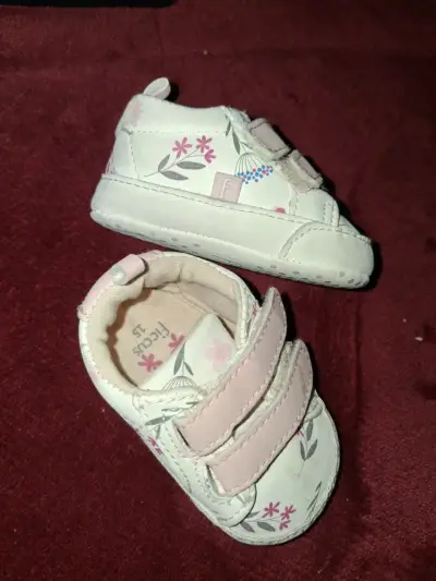 Zapatos de bebé con diseño floral y cierre de velcro - miniatura 2