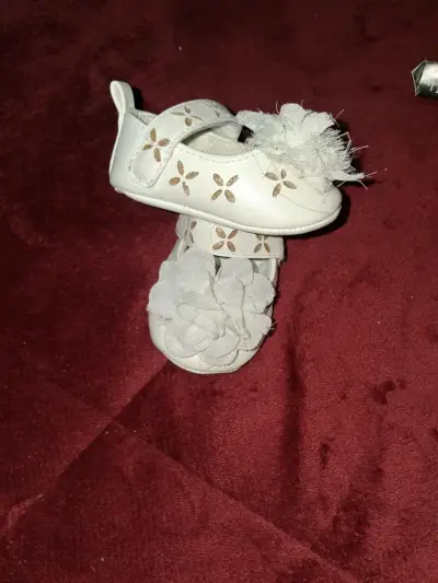 Zapatos de bebé con diseño floral y cierre de velcro - miniatura 3