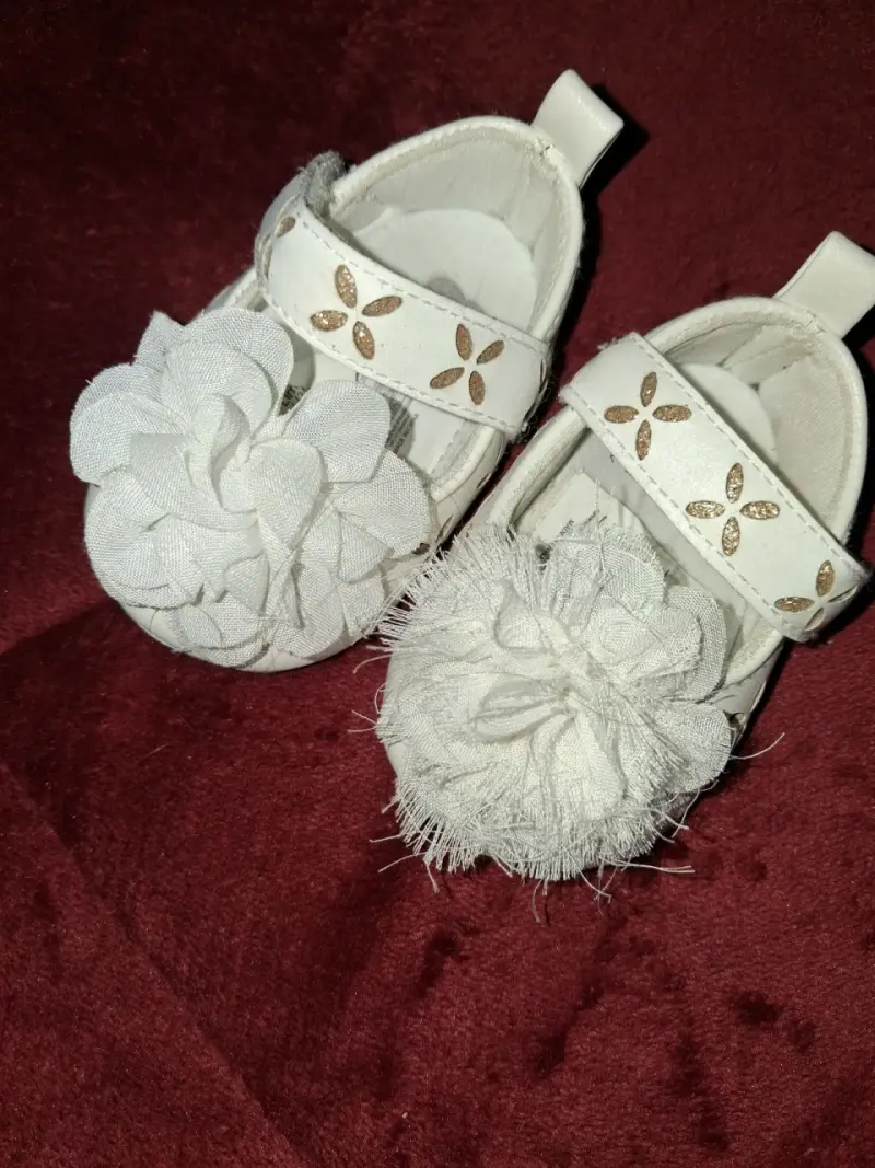 Zapatos de bebé con diseño floral y cierre de velcro - 4