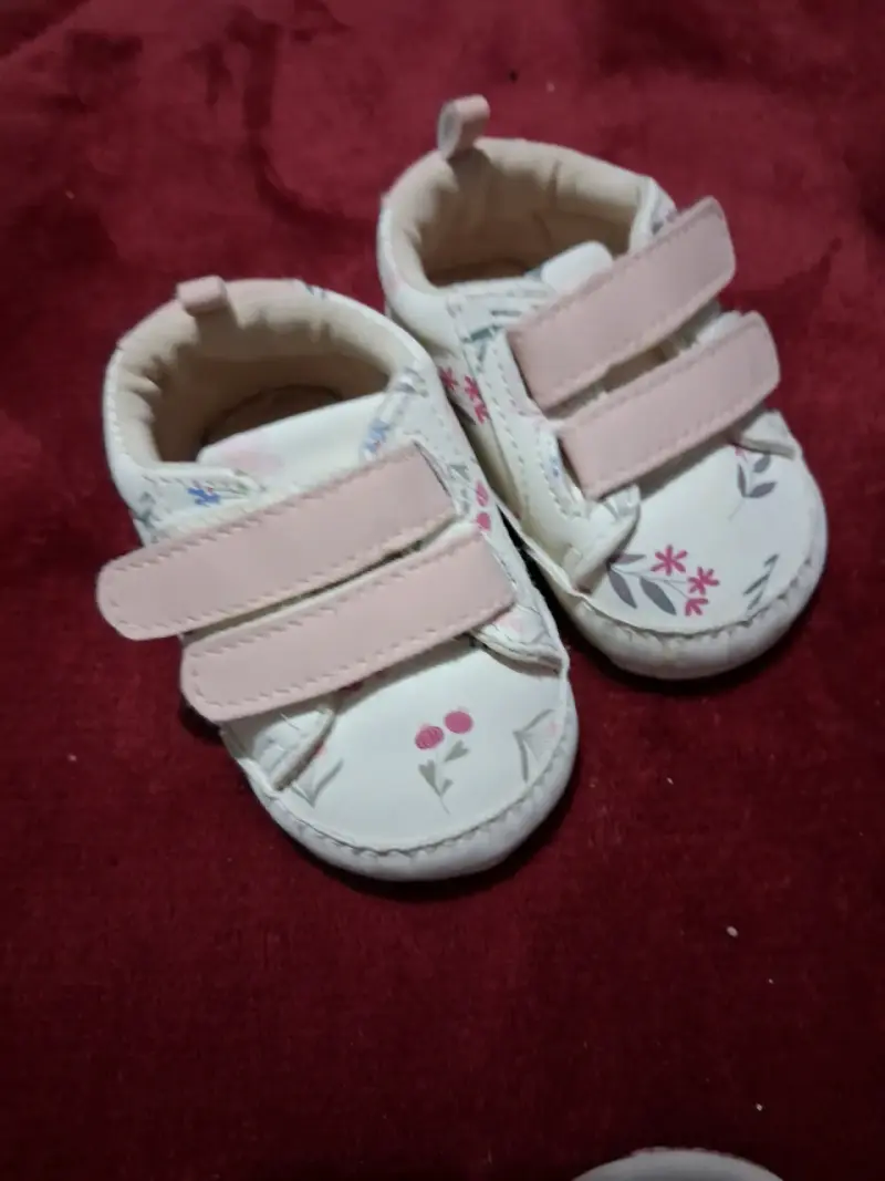 Zapatos de bebé con diseño floral y cierre de velcro - 5